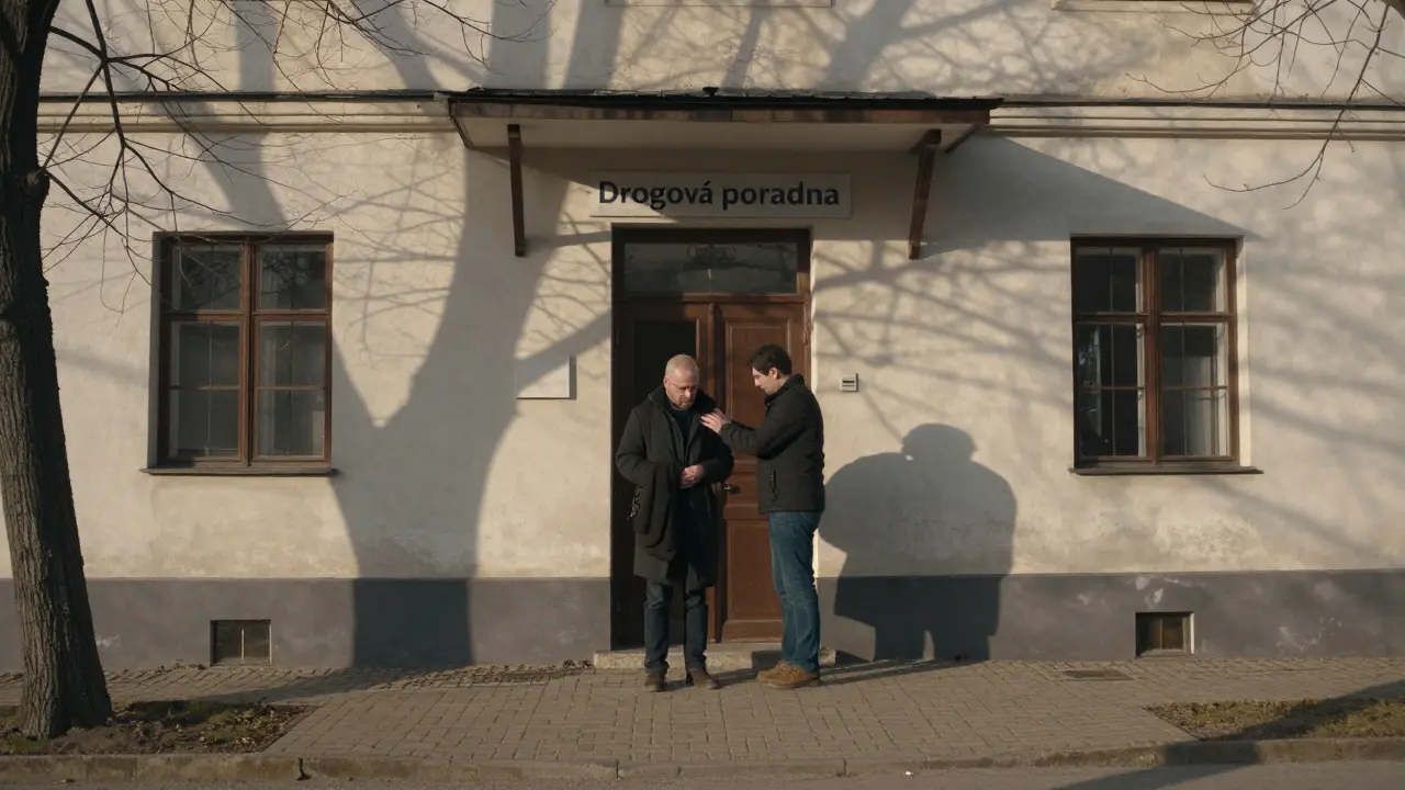 Dvě osoby stojí před drogovou poradnou, jedna podporuje druhou.